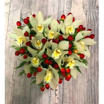 Σύνθεση σε κουτί σε σχήμα καρδιάς με ορχιδέες 