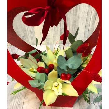 Σύνθεση σε κουτί όρθιο σχήμα καρδιάς με ορχιδέες 